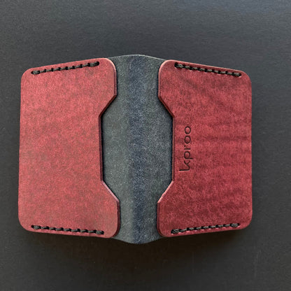 Cartera Portaplacas FORTIS Policía Nacional – Piel Italiana Cosida a Mano – Edición: Mosto y Azul M Hilo Negro