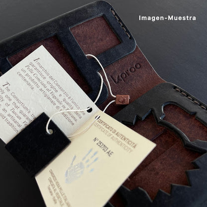 Cartera Portaplacas COMPAC Policía Nacional – Piel Italiana Cosida a Mano – Edición: Mosto y Azul M Hilo Azul