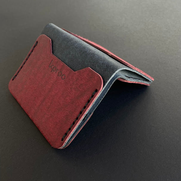 Cartera Portaplacas FORTIS Policía Nacional – Piel Italiana Cosida a Mano – Edición: Mosto y Azul M Hilo Negro