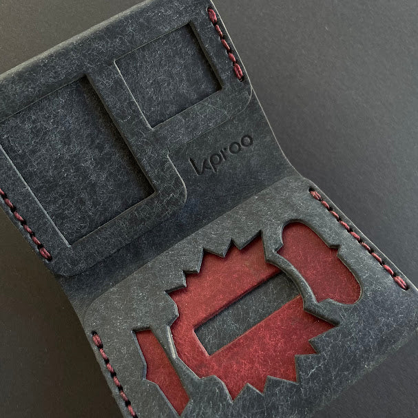 Cartera Portaplacas FORTIS Policía Nacional – Piel Italiana Cosida a Mano – Edición: Azul M y Mosto Hilo Granate