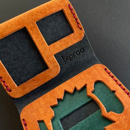 Cartera Portaplacas FORTIS Policía Nacional – Piel Italiana Cosida a Mano – Edición: Olmo y Azul M Hilo Granate