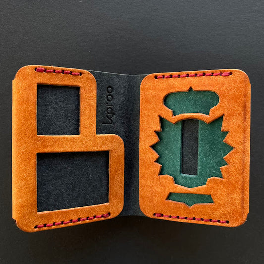 Cartera Portaplacas FORTIS Policía Nacional – Piel Italiana Cosida a Mano – Edición: Olmo y Azul M Hilo Granate