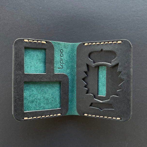 Cartera Portaplacas FORTIS Policía Nacional – Piel Italiana Cosida a Mano – Edición: Negra y Ortensia Hilo Marrón