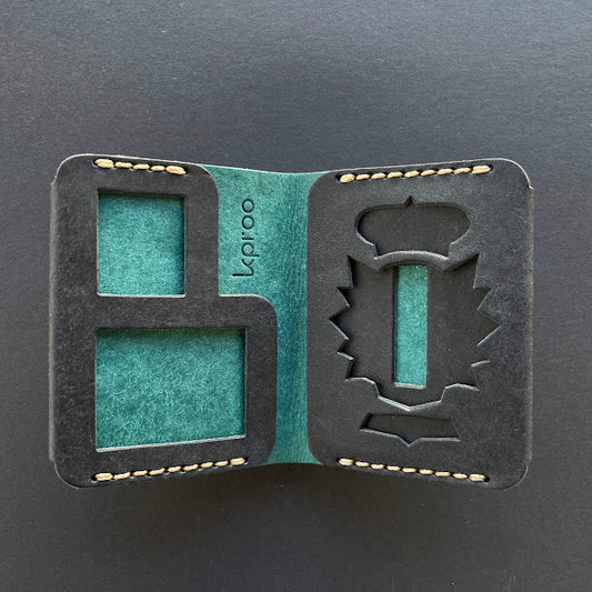 Cartera Portaplacas FORTIS Policía Nacional – Piel Italiana Cosida a Mano – Edición: Negra y Ortensia Hilo Marrón