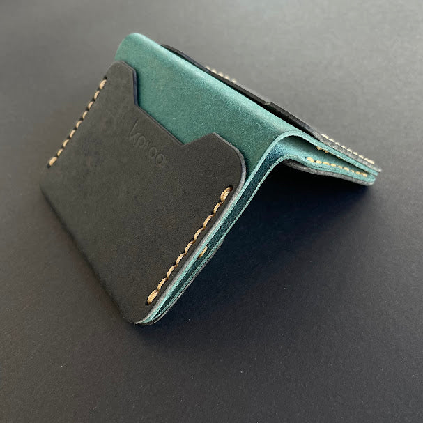 Cartera Portaplacas FORTIS Policía Nacional – Piel Italiana Cosida a Mano – Edición: Negra y Ortensia Hilo Marrón