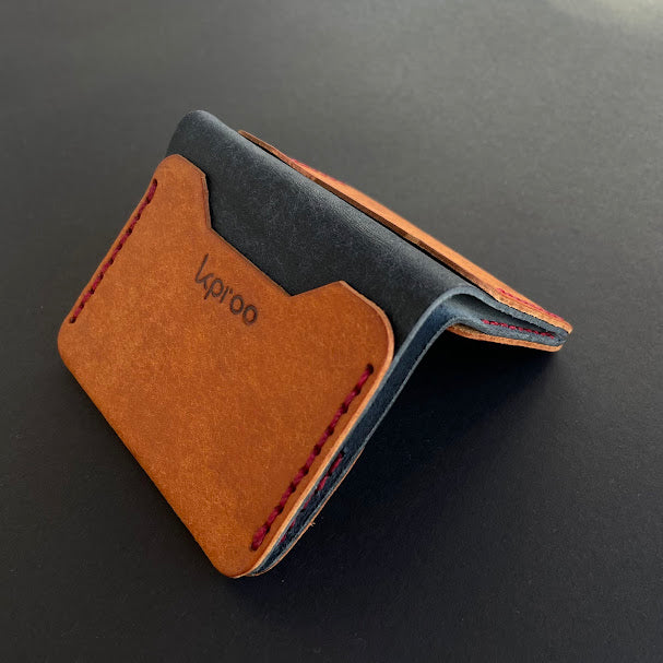 Cartera Portaplacas FORTIS Policía Nacional – Piel Italiana Cosida a Mano – Edición: Olmo y Azul M Hilo Granate