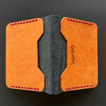 Cartera Portaplacas FORTIS Policía Nacional – Piel Italiana Cosida a Mano – Edición: Olmo y Azul M Hilo Granate