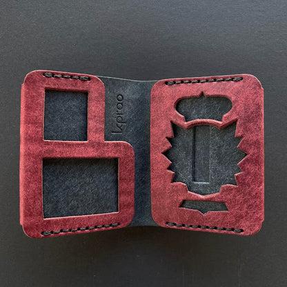 Cartera Portaplacas FORTIS Policía Nacional – Piel Italiana Cosida a Mano – Edición: Mosto y Azul M Hilo Negro