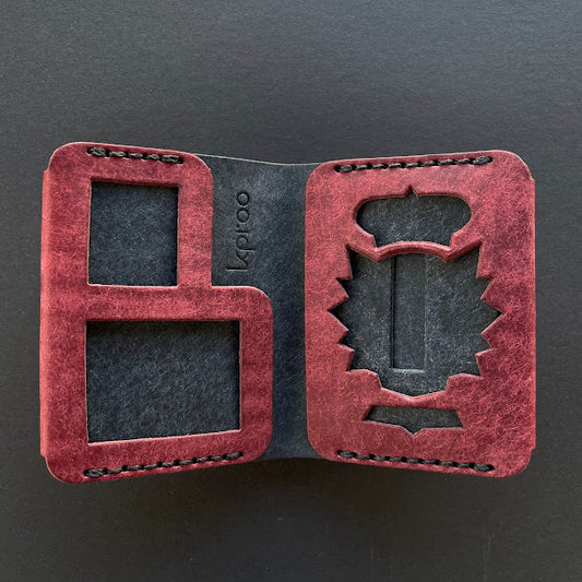 Cartera Portaplacas FORTIS Policía Nacional – Piel Italiana Cosida a Mano – Edición: Mosto y Azul M Hilo Negro