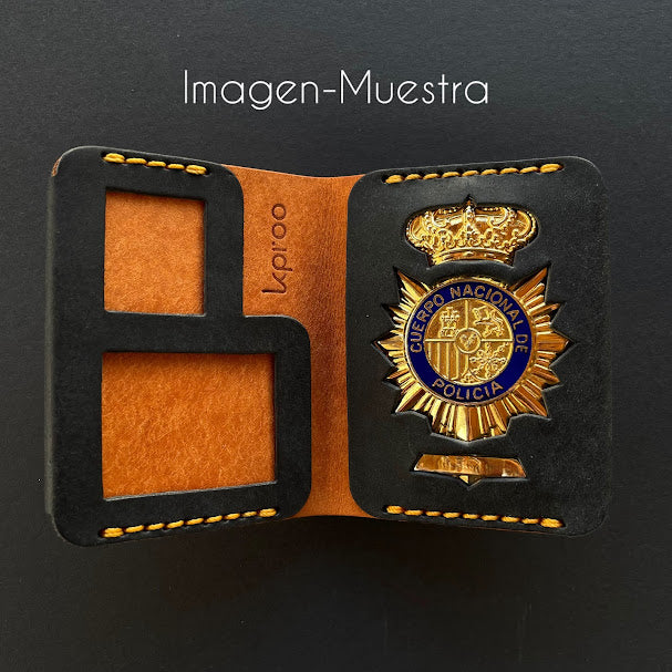 Cartera Portaplacas COMPAC Policía Nacional – Piel Italiana Cosida a Mano – Edición: Mosto y Azul M Hilo Azul