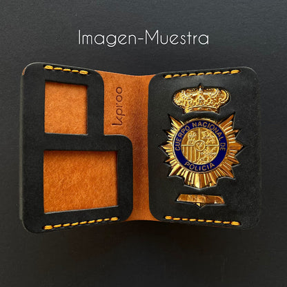 Cartera Portaplacas COMPAC Policía Nacional – Piel Italiana Cosida a Mano – Edición: Mosto y Azul M Hilo Azul