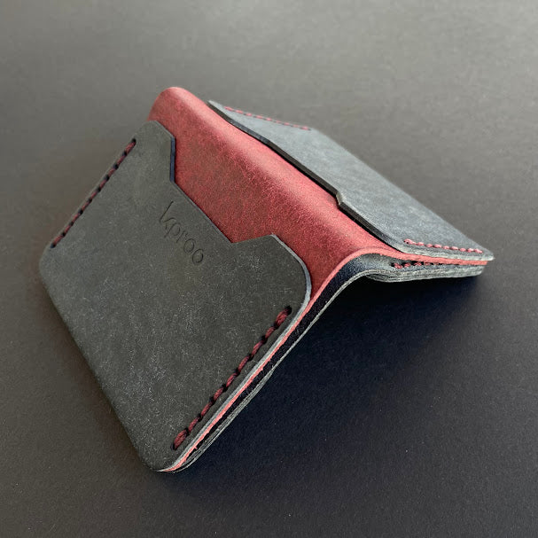 Cartera Portaplacas FORTIS Policía Nacional – Piel Italiana Cosida a Mano – Edición: Azul M y Mosto Hilo Granate