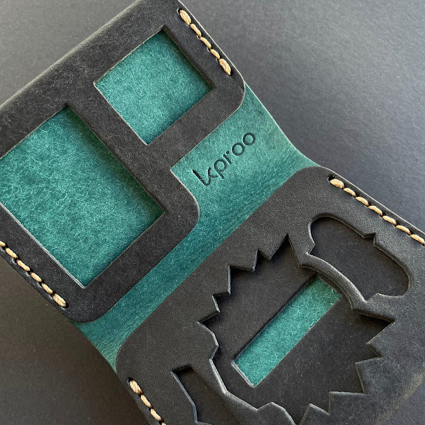 Cartera Portaplacas FORTIS Policía Nacional – Piel Italiana Cosida a Mano – Edición: Negra y Ortensia Hilo Marrón
