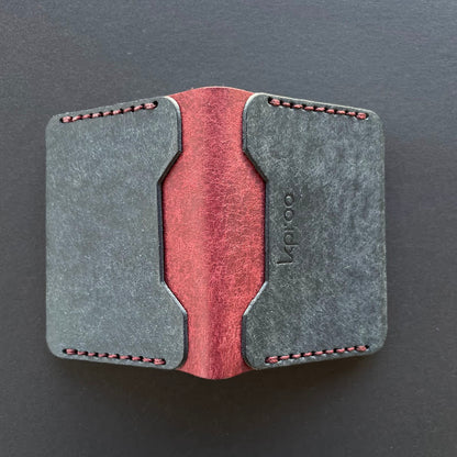 Cartera Portaplacas FORTIS Policía Nacional – Piel Italiana Cosida a Mano – Edición: Azul M y Mosto Hilo Granate