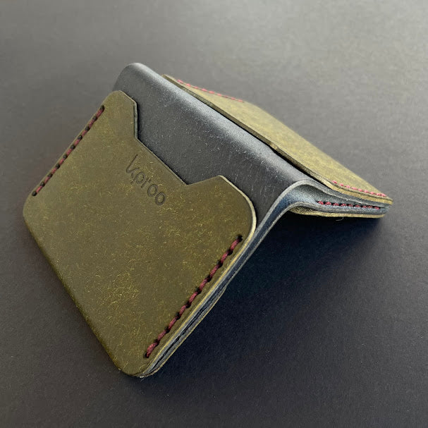 Cartera Portaplacas FORTIS Policía Nacional – Piel Italiana Cosida a Mano – Edición: Oliva y Azul M Hilo Granate