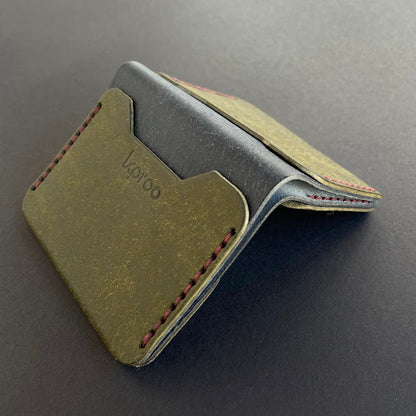 Cartera Portaplacas FORTIS Policía Nacional – Piel Italiana Cosida a Mano – Edición: Oliva y Azul M Hilo Granate