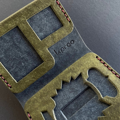 Cartera Portaplacas FORTIS Policía Nacional – Piel Italiana Cosida a Mano – Edición: Oliva y Azul M Hilo Granate