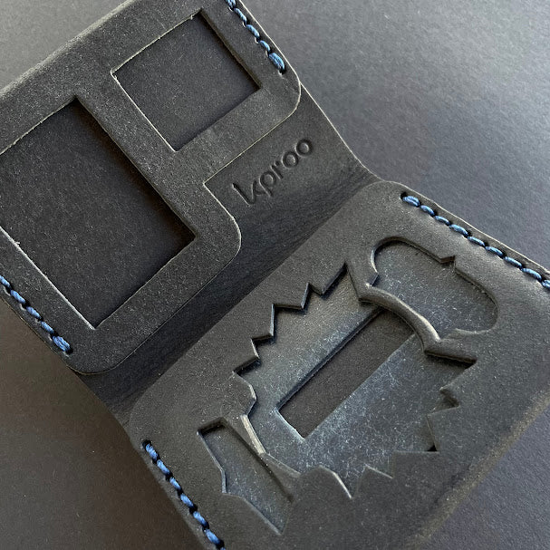 Cartera Portaplacas FORTIS Policía Nacional – Piel Italiana Cosida a Mano – Edición: Negra Hilo Azul