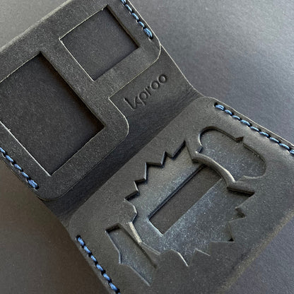 Cartera Portaplacas FORTIS Policía Nacional – Piel Italiana Cosida a Mano – Edición: Negra Hilo Azul