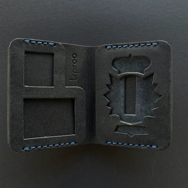 Cartera Portaplacas FORTIS Policía Nacional – Piel Italiana Cosida a Mano – Edición: Negra Hilo Azul