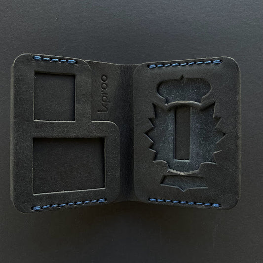 Cartera Portaplacas FORTIS Policía Nacional – Piel Italiana Cosida a Mano – Edición: Negra Hilo Azul
