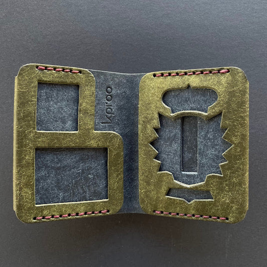 Cartera Portaplacas FORTIS Policía Nacional – Piel Italiana Cosida a Mano – Edición: Oliva y Azul M Hilo Granate