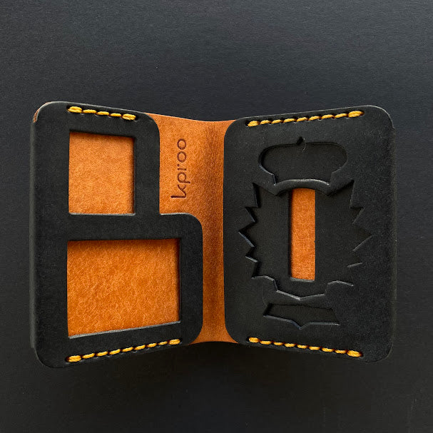 Cartera Portaplacas FORTIS Policía Nacional – Piel Italiana Cosida a Mano – Edición: Negro y Olmo Hilo Naranja